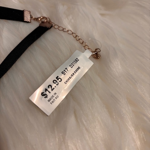 BNWT Le Chateau Elegant Black Choker Necklace with Gold Pendant - Picture 4 of 4